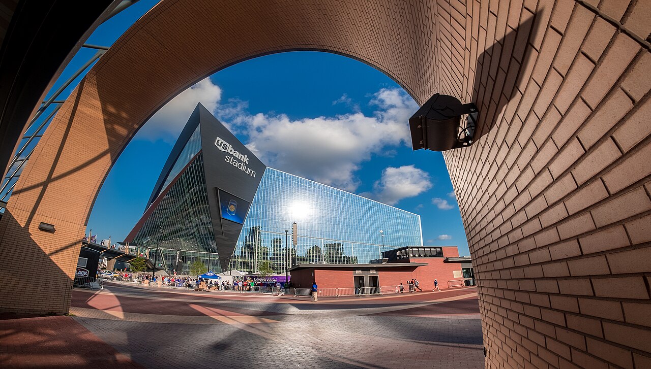 Exterior del U.S. Bank Stadium en Minneapolis, fotografiado desde la estación de transporte en agosto de 2016