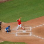 Bateador conecta la pelota durante un juego de béisbol