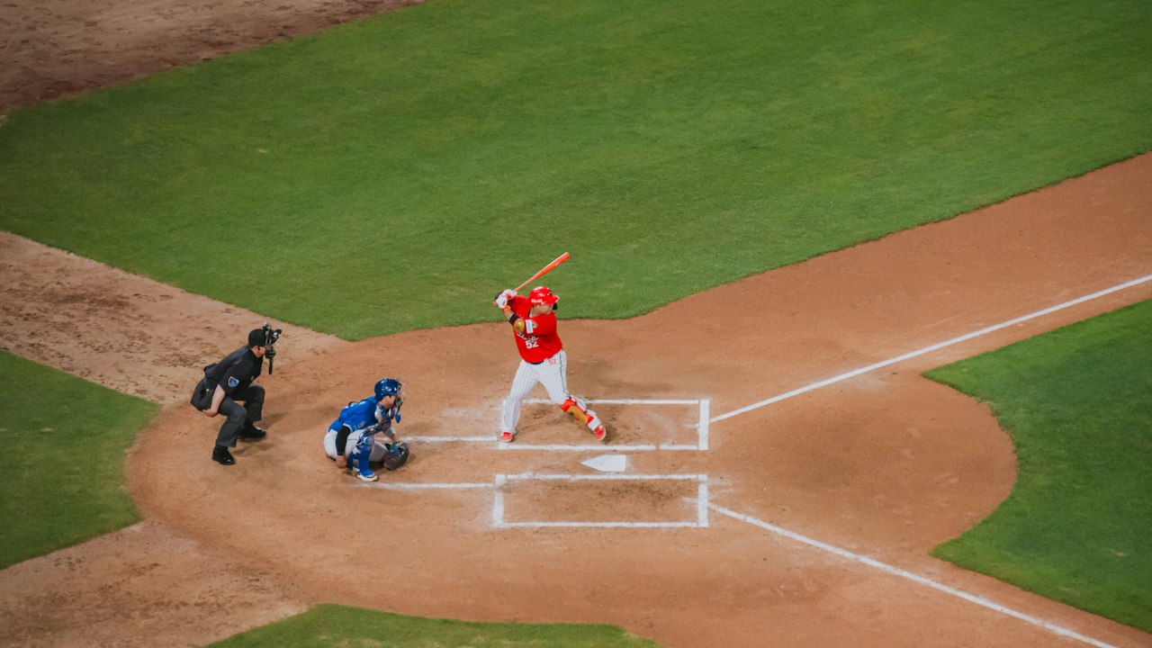 Bateador conecta la pelota durante un juego de béisbol