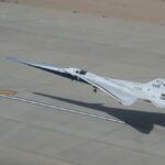 Avión experimental X-59 de la NASA durante un aterrizaje en la base Edwards, California