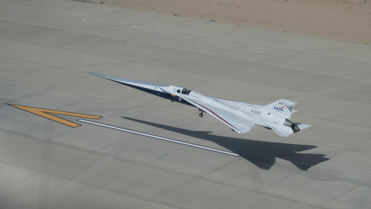 Avión experimental X-59 de la NASA durante un aterrizaje en la base Edwards, California